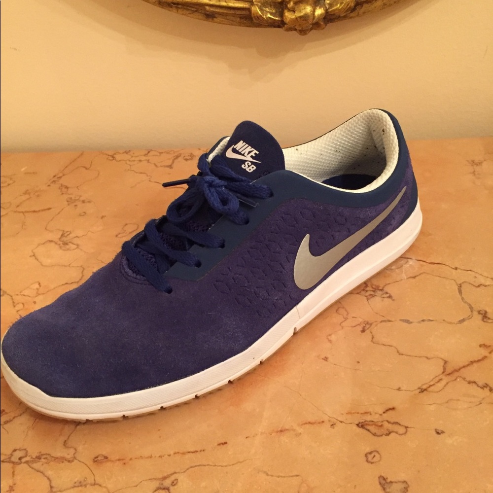 Men’s Nike Sneakers - Picture 2 of 3